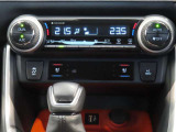 左右独立温度コントロールフルオートエアコンです。運転席、助手席それぞれで独立して温度設定ができます。冷え性の方が乗っても安心ですね♪