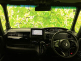 運転席から前方を見渡しやすい、開放感のある視界が魅力です。メーターや画面も視線を移しやすい位置にまとまり、乗り込んだ際に周囲の状況を確認しやすい空間です。