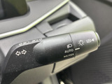 レバーには各種表示が配置され、必要な操作を確認しやすい造りです。運転席から手を伸ばしやすい位置にまとまり、走行中の合図やライト操作をスムーズに行えます。