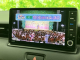 停車中に楽しめるTV機能付き。お気に入りの番組を視聴して、待ち時間を快適に過ごせます。