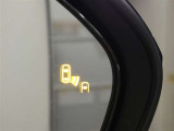 ブラインドスポットモニター装備。隣車線を走る車両を検知。ドアミラーでは確認しにくい後方、側方エリアに存在する車両や急接近してくる車両も検知しドアミラーに搭載されたLEDインジケーターが点灯します。