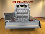 荷台アオリは3方向開き!フラットな荷台で効率よく荷物を積み降ろし出来ます!