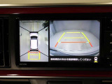 パノラミックビューモニターを装備。駐車場や交差点でクルマを真上から見るように周囲を確認できます。機能の詳細は販売店スタッフまでおたずねください。