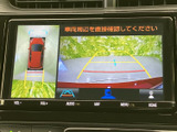 車両周辺の映像とガイド表示を画面で確認でき、駐車時や狭い場所での周囲確認をサポートします。見たい範囲を把握しやすく、車庫入れや切り返しなど日常の場面で頼りになる装備です。