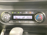【オートエアコン】一度お好みの温度に設定すれば、車内の温度を検知し風量や温度を自動で調整。暑い&hellip;寒い&hellip;と何度もスイッチ操作をする必要はありません。快適な車内空間には必須の機能ですね♪
