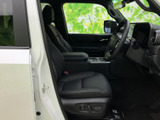 運転席と助手席は落ち着いた色調でまとめられ、ゆったりとした座面が広がります。前方を見渡しやすい視界と、乗り降りの際に確認できる足元の空間もご覧いただけます。