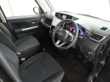シンプルで使いやすいデザインの運転席です。