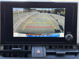 後方の状況を画面で確認できるので、狭い場所での駐車や車庫入れも安心。ガイドライン表示で、より正確な距離感を掴めます。
