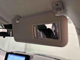 ちょっとした身だしなみチェックができるバニティミラー(運転席・助手席)&チケットホルダー(運転席)付きサンバイザー。