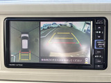 車両後方の映像と俯瞰表示を画面で確認でき、駐車時の周囲確認をサポートします。ガイド表示もあり、スペースへの出し入れや切り返しの際に目安として活用いただけます。