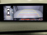 パノラミックビューモニターを装備。駐車場や交差点でクルマを真上から見るように周囲を確認できます。機能の詳細は販売店スタッフまでおたずねください。