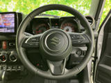 運転席まわりには各種スイッチがまとまり、走行中も手元で必要な操作に移りやすい配置です。メーターや画面と合わせて、運転に必要な情報を確認しやすい環境です。