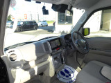 視界が広く運転しやすい運転席まわりです。各スイッチ類の位置も直感的に操作しやすく、長距離ドライブでも疲れにくい設計になっています。