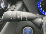 ステアリング脇に配置されたレバーは、表示を見ながら操作内容を確認できます。運転中にも手元で扱いやすく、天候に応じた操作を行う際に便利な装備です。