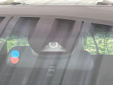 【ホンダセンシング】走行中に前方の車両等を認識し、衝突しそうな時は警報とブレーキで衝突回避と被害軽減をアシスト。より安全にドライブをお楽しみいただけます。