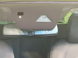 【i-ACTIVESENSE】走行中に前方の車両等を認識し、衝突しそうな時は警報とブレーキで衝突回避と被害軽減をアシスト。より安全にドライブをお楽しみいただけます。