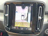 【360&deg;ビューカメラ】4台の高解像度カメラで360度の鳥瞰図を表示。隣の車や壁、死角にある障害物などを画面で確認できるため、狭いスペースでの駐車・出入りも安心です。