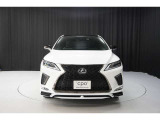 エクステリアは、一目でLEXUSとわかるスピンドルグリルを起点に、人が乗るキャビンの前後を大胆に絞り込んだ菱形のボディと力強く張り出したホイールフレアを融合させ、タイヤの存在を強調しています。