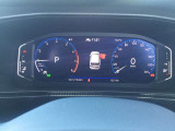 デジタルメーターを採用。速度や走行情報など、運転に必要な情報を見やすく表示します。