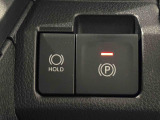 指先だけで簡単に操作が可能な電動パーキングブレーキを採用。「HOLD」スイッチを押すと、渋滞や信号待ちなどでブレーキペダルから足を離しても、ブレーキを保持するので安心です