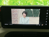 停車中にTV番組を楽しめる機能が搭載。長距離移動の際の休憩時間に、ニュースやエンターテイメントでリフレッシュできます。