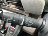 雨の日も安心。ワイパーレバーで視界をクリアに保ち、安全な運転をサポートします。操作感も良く、使いやすさが魅力です。