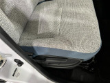 痛みの出やすい運転席シートの角、フロアマット、座面、ともに良好です