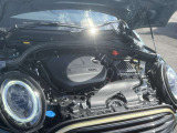 MINIの心臓部であるエンジンは、納車前に専任メカニックが丁寧に点検・整備を実施。細部までしっかり確認し、ベストなコンディションでお届けしますので、安心して快適なドライブをお楽しみいただけます。