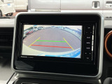 後方の様子を画面で確認でき、駐車時の周囲確認をサポートします。目安となるガイド線も表示されるため、狭い駐車場や車庫入れの際にも役立つ装備です。