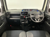 【インパネ】運転のしやすさを最優先に設計された見晴らしの良いフロントビュー。車両間隔が掴みやすく狭い道でも安心♪「安全」と「品質」を最優先に、安心してお乗りいただけるクルマを提供いたします。