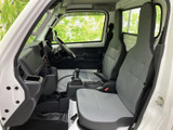 運転席まわりは視界が開け、前方や側方の様子を確認しやすい室内です。落ち着いた色調のシートと足元の空間がまとまり、乗り降りのしやすさにも配慮された雰囲気です。