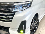 【LEDヘッドライト】悪天候や夜間走行時も良好な視界を確保し安心して運転できる高輝度LEDヘッドライトを装備!点灯速度が早く、消費電力も抑えられています。