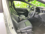 運転席まわりは視界が広く、前方や周囲の状況を確認しやすいレイアウトです。シートは身体を支える形状で、落ち着いた色合いの室内とともに、ゆったりとお過ごしいただけます。