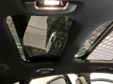 パノラミックルーフで明るい車内と開放感あるドライブをお楽しみいただけます。
