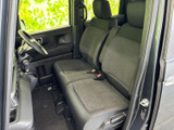 前席はゆとりを感じる座面と背もたれで、乗車中も自然な姿勢で過ごしやすい空間です。窓からの見通しがよく、運転席まわりも見渡しやすくまとまっています。