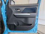 運転席ドア内張はご覧の通り。ドアポケットの収納もバッチリです
