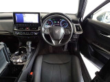 革巻きステアリングで快適な操作性の運転席です。