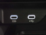 充電用USB端子付き。スマートフォンなどの充電に便利です。