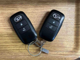 【スマートキー】 スマートキーを携帯していれば、ドアハンドルのボタンを押してロックの解除ができ、パワースライドドア(左側)もワンタッチで開閉できます。