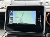見やすい地図画面で、目的地までスムーズにナビゲート。運転に集中できる、頼れる一台です。快適なカーライフをサポート。