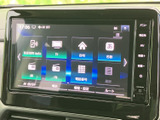 テレビやラジオ、Bluetooth Audioなどの項目が並び、好みに合わせて音声ソースを選べる画面です。履歴や電話、ルートの項目もまとまり、日常の移動中に必要な操作へアクセスしやすい構成です。