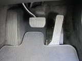 ボルボの電動モデルには車両の始動スイッチがついておりません、キーを持ったままブレーキを踏み、シフト操作を行うだけですぐに発進できます