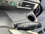 操作しやすいウインカーレバーで、スムーズな車線変更をサポートします。安全運転に欠かせない機能が、手元で簡単に操作できます。