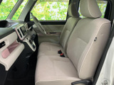 明るい色合いのシートが車内をやさしい雰囲気にまとめています。前席は視界が広く、座面にもゆとりがあるため、運転する方も隣に乗る方も快適に過ごせます。