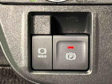 指先だけで簡単に操作が可能な電動パーキングブレーキを採用。「HOLD」スイッチを押すと、渋滞や信号待ちなどでブレーキペダルから足を離しても、ブレーキを保持するので安心です