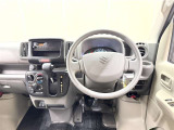 シンプルな運転席周りです。インパネ周りの各操作スイッチ類も使いやすいよう配置されています!