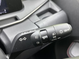 操作しやすい位置に配置されたウインカーレバー。スムーズな操作で周囲に意思表示が可能。安全運転に貢献する重要な装備です。