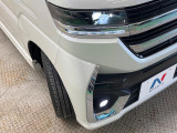 【LEDヘッドライト】悪天候や夜間走行時も良好な視界を確保し安心して運転できる高輝度LEDヘッドライトを装備!点灯速度が早く、消費電力も抑えられています。