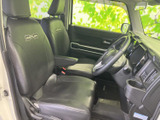 前席は座面と背もたれにゆとりを感じる形状で、運転席まわりの視界も開けています。シート表面や足元までまとまりがあり、日々の移動を落ち着いて過ごせる空間です。