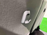 運転席&助手席の背面についたユーティリティフックには荷物がサッと掛けられます。